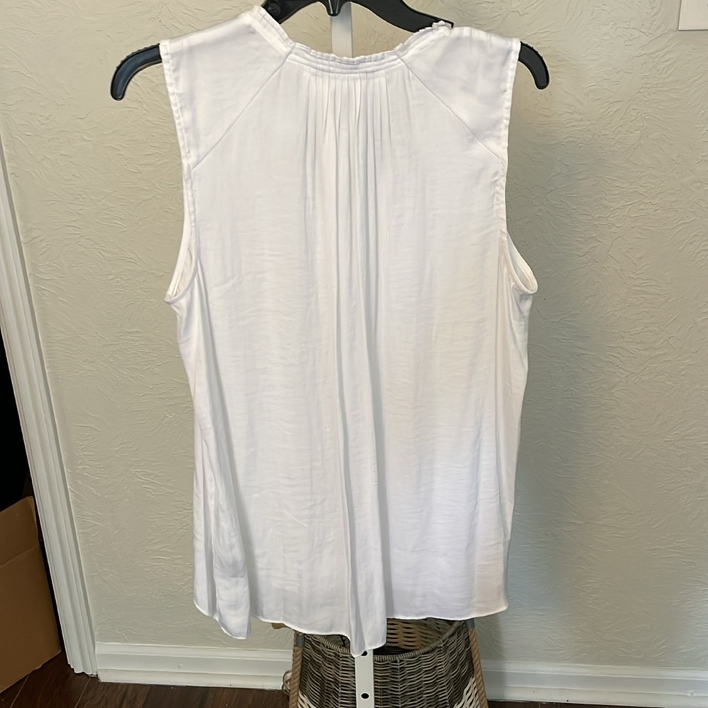Simply Vera Wang silky white tank - Picture 2 of 5